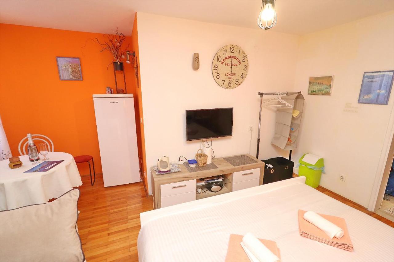 Guest House Jungher กอร์จูลา ภายนอก รูปภาพ