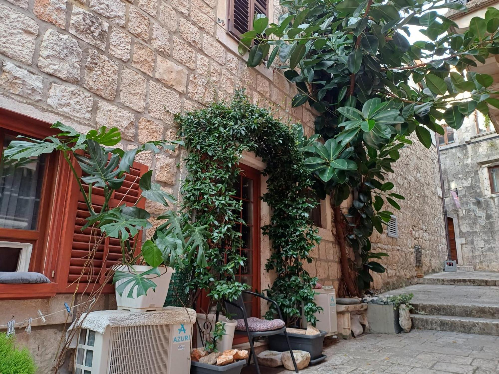 Guest House Jungher กอร์จูลา ภายนอก รูปภาพ